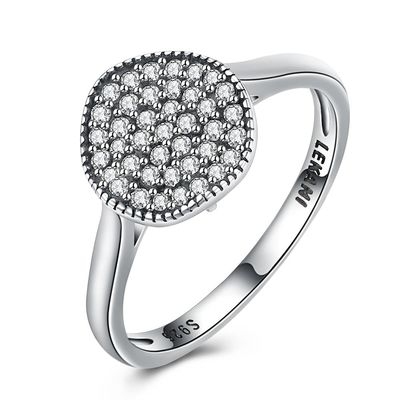 Τα διαμάντια Zircon δαχτυλιδιών μόδας λιθοστρώνουν το εξαιρετικό ασημένιο δαχτυλίδι γαμήλιων ζωνών δέσμευσης 925 για τις γυναίκες