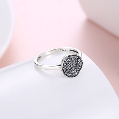 Τα διαμάντια Zircon δαχτυλιδιών μόδας λιθοστρώνουν το εξαιρετικό ασημένιο δαχτυλίδι γαμήλιων ζωνών δέσμευσης 925 για τις γυναίκες